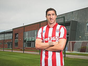 Stephen Ward signs for Stoke C...
